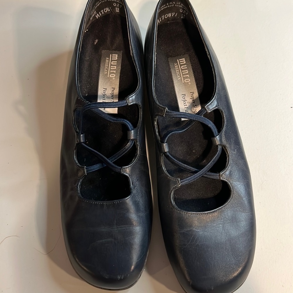Munro Shoes Elastic Lacing Size 8.5 Narrow